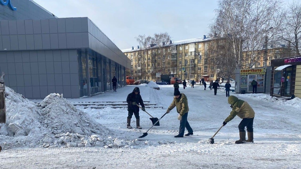 За последние сутки дорожные службы вывезли из Омска больше 8,2 тысяч кубометров снега