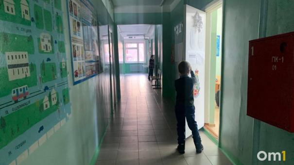 В омской школе установили новые унитазы – в ряд и без перегородок