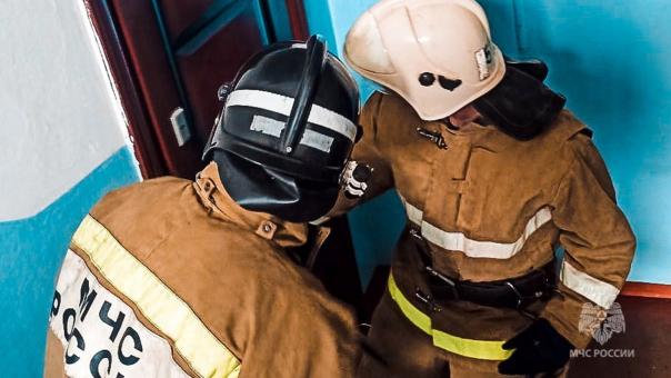 В Омской области двухлетний малыш закрыл маму на балконе