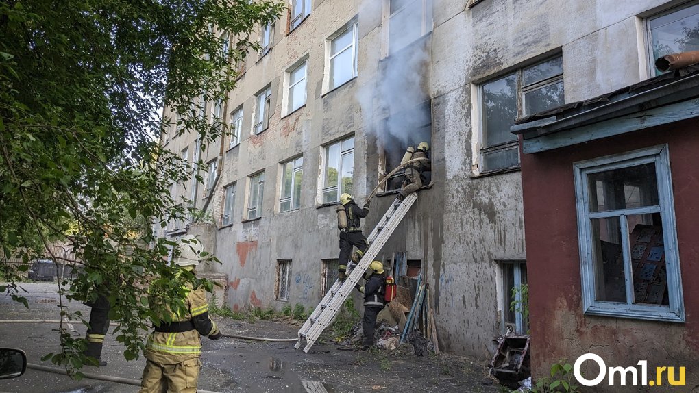 В Омске рядом со сборным пунктом военкомата загорелось здание