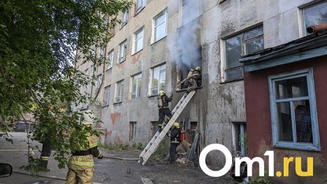 В Омске рядом со сборным пунктом военкомата загорелось здание