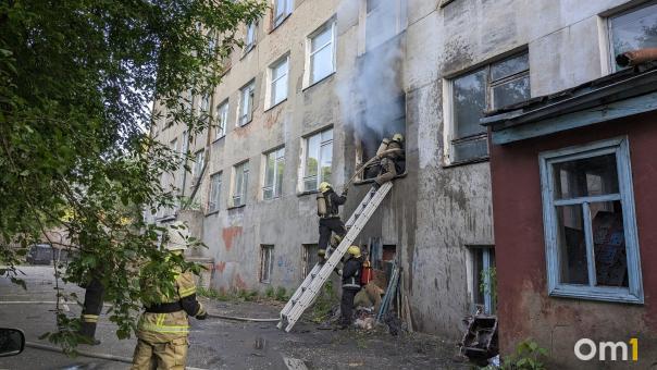 В Омске рядом со сборным пунктом военкомата загорелось здание
