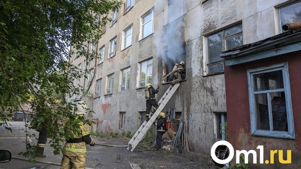 В Омске рядом со сборным пунктом военкомата загорелось здание