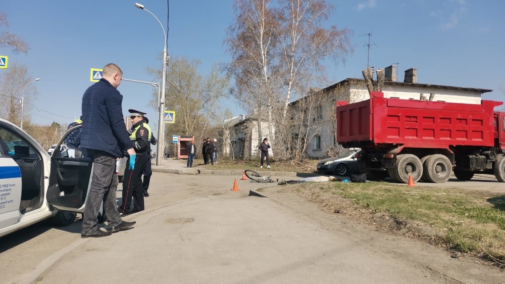 Труп на тротуаре: грузовик насмерть сбил велосипедиста в Новосибирске. ФОТО и ВИДЕО