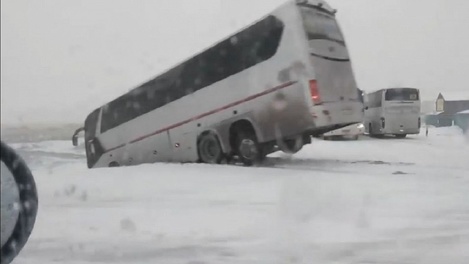«Жуткий гололёд и плохая видимость»: автобус слетел в кювет по дороге в аэропорт в Новосибирске. ВИДЕО
