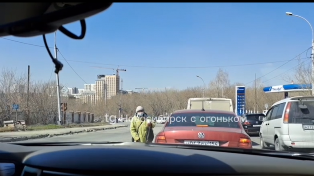 «Как на работу»: в Новосибирске водители ежедневно стали замечать попрошаек