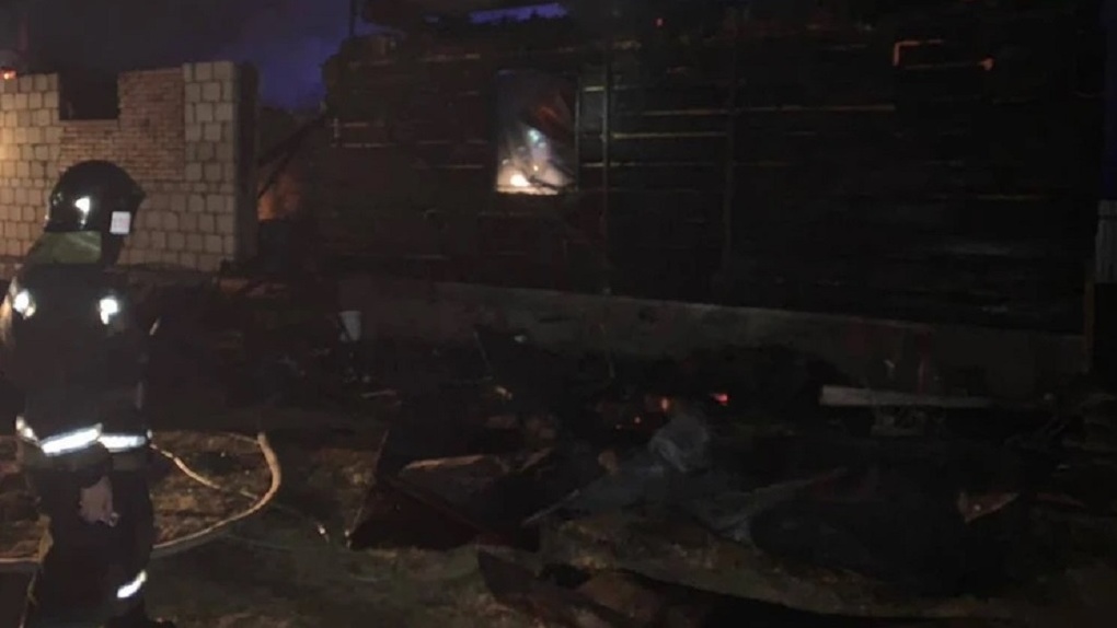 Огонь охватил три дома: два человека пострадали в крупном пожаре в Бердске. ФОТО