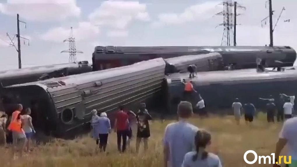 В Волгоградской области пассажирский поезд сошёл с рельсов: десятки человек пострадали