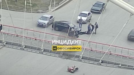Молодой водитель против мотоциклиста: авария на Тюленина в Новосибирске