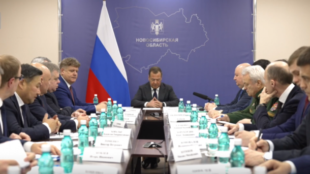 Дмитрий Медведев назвал число принятых на службу контрактников на совещании в Новосибирске