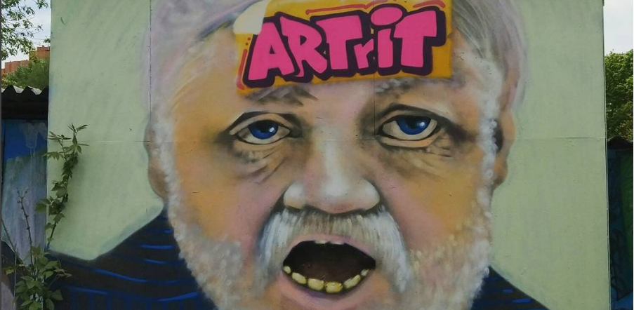 Омский граффитист нарисовал шарж на «эсера» Миронова, перепутавшего стрит-арт с артритом