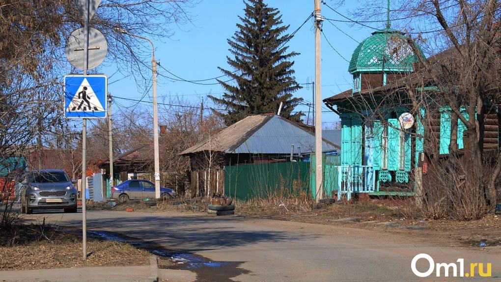 Сгоревший дом в центре Омска превратился в опасное чучело