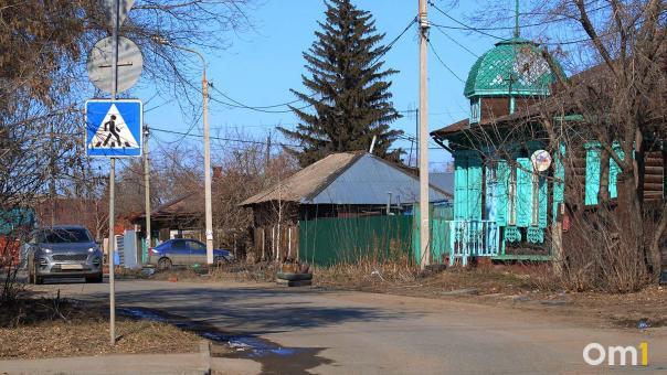 Сгоревший дом в центре Омска превратился в опасное чучело