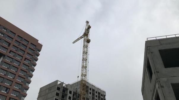 В Новосибирске башенный кран грозит упасть на долгострой по улице Дуси Ковальчук
