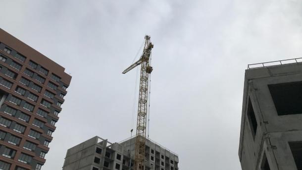 В Новосибирске башенный кран грозит упасть на долгострой по улице Дуси Ковальчук