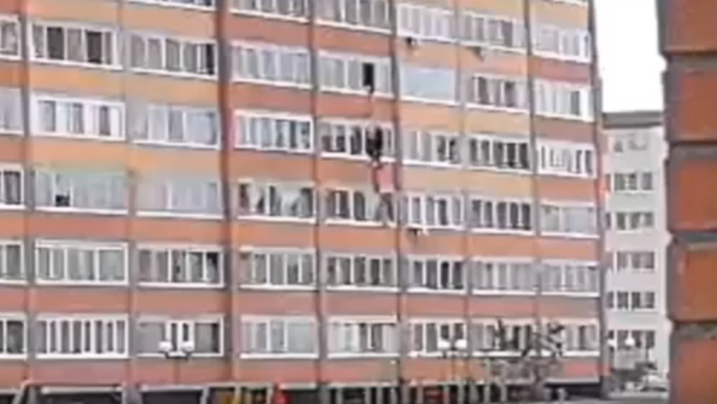 Мужчина спускался по верёвке и упал с высоты в Новосибирске. ВИДЕО