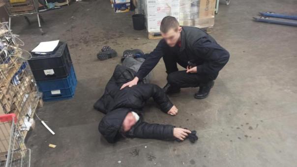 Мужчина, укравший джин в Новосибирске, потерял сознание в ожидании полиции