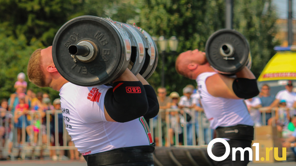 Сдвинул два грузовика голыми руками: в День города определили самого сильного человека Омска. ФОТО