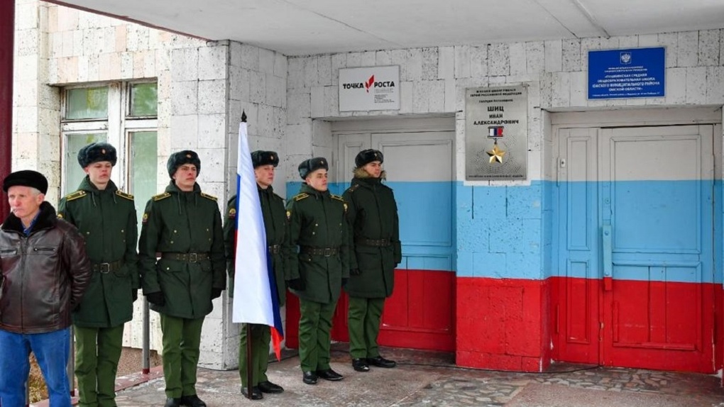 На фасаде школы Омского района установили именную доску в честь Героя России