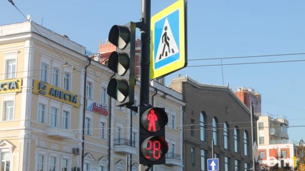 В Омске ставят светофоры, способные подстраиваться под дорожный трафик
