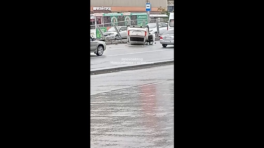 Cadillac перевернулся на крышу после наезда на бордюр на площади Маркса в Новосибирске. ФОТО