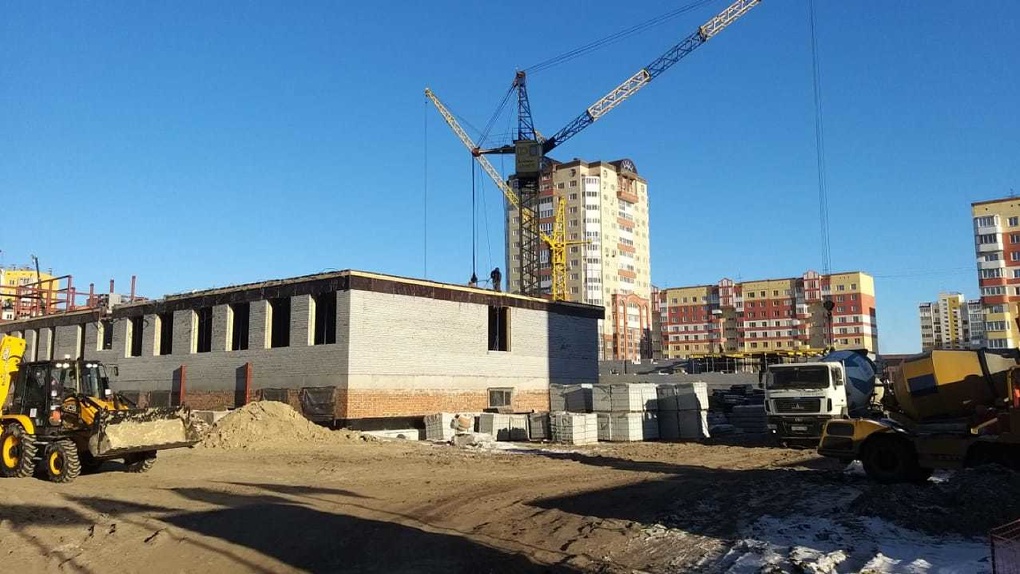Строители закончили первый этаж в будущей школе на Космическом проспекте в Омске