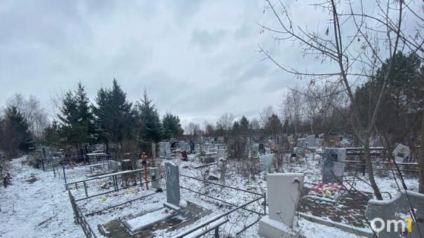 В чём виноваты покойники? Омич в ссоре поджёг могилы родственников любовницы