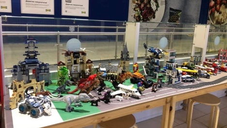 В омской MEGE продают детскую комнату с большим набором конструкторов LEGO