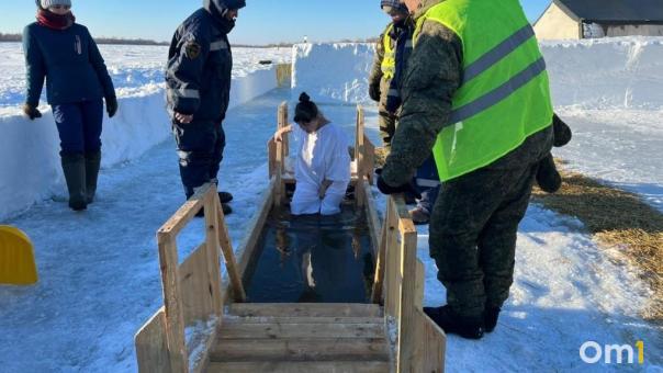 Омичам объяснили, почему к крещенским купелям не пускают ночью