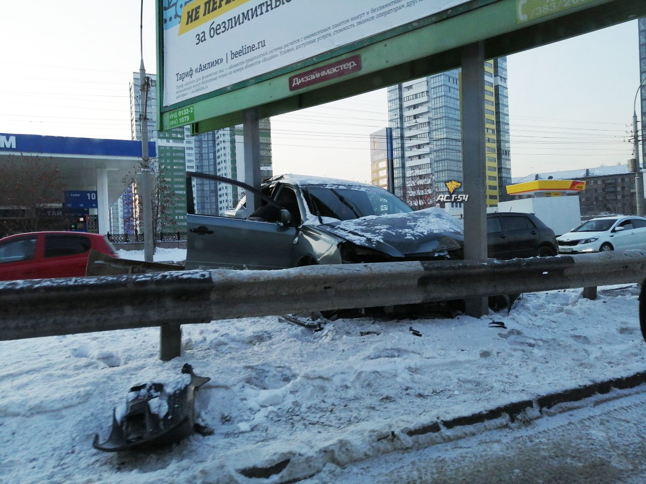Реадовка телеграмм новости. Машина влетела в рекламный щит. Авария на Ипподромской Новосибирск.