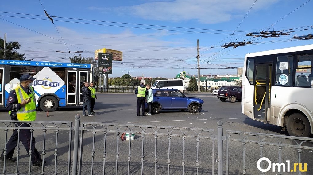 На площади у музыкального театра в Омске в аварию попала пассажирская маршрутка