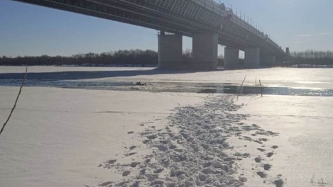 В Минздраве рассказали, как себя чувствует омич, которого достали из полыньи в Иртыше