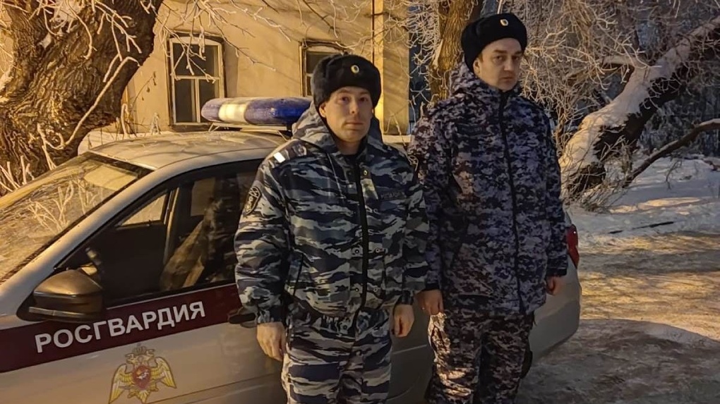 Росгвардейцы спасли мужчину, который чуть не замёрз в центре Омска