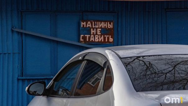 Неизвестные закрыли омича в чужой машине