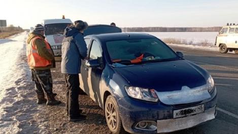 На омской трассе ребёнок оказался заперт внутри машины: отец не мог попасть внутрь