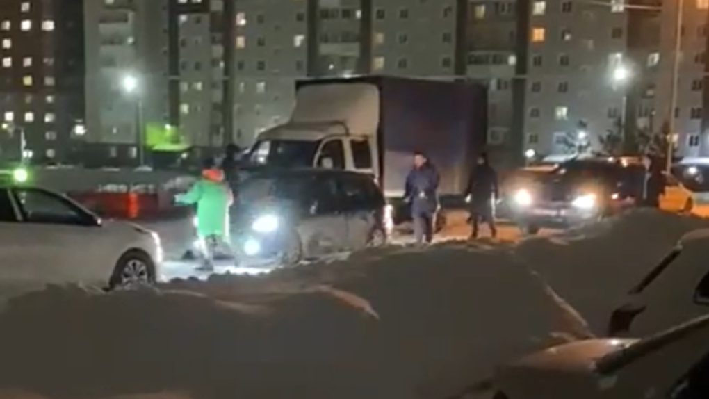 В Новосибирске группа прохожих напала на сотрудника «СберМаркета»