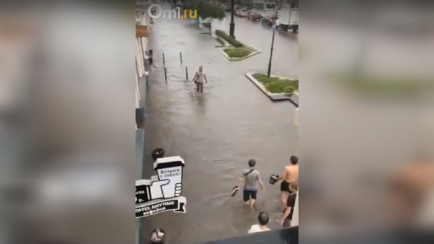 Во время ливня в Омске затопило Любинский проспект
