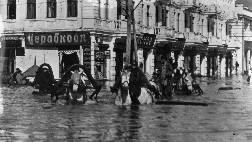Лëд крушил мосты и тащил суда по Иртышу: почти 100 лет назад Омск утонул во время наводнения