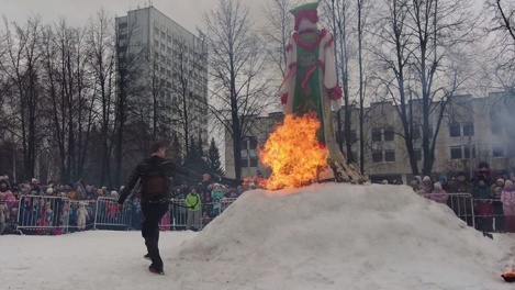 Опасная Масленица: новосибирцы подожгли чучело из огнемёта. ВИДЕО