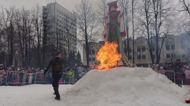 Опасная Масленица: новосибирцы подожгли чучело из огнемёта. ВИДЕО