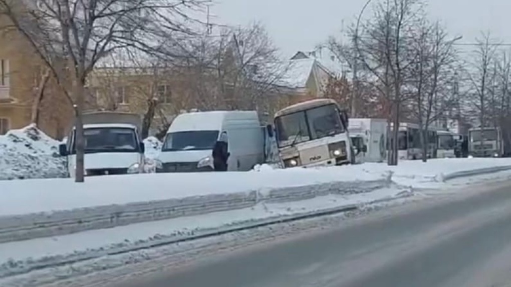 В Новосибирске ДТП с тремя машинами заблокировало дорогу на Богдана Хмельницкого
