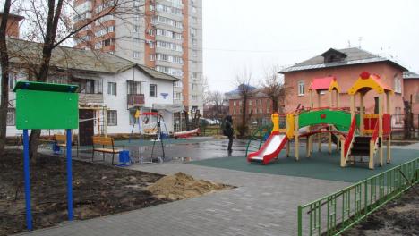 В Омске завершают благоустройство сквера в Октябрьском округе