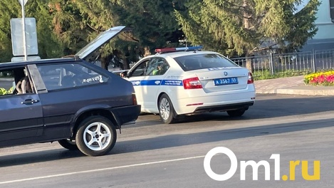 В Омске у Соборной площади сбили курьера на велосипеде