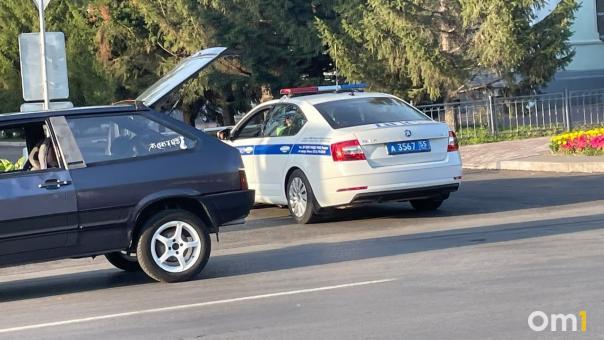 В Омске у Соборной площади сбили курьера на велосипеде