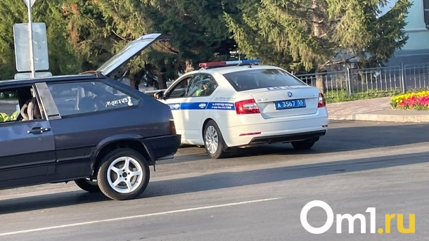 В Омске у Соборной площади сбили курьера на велосипеде