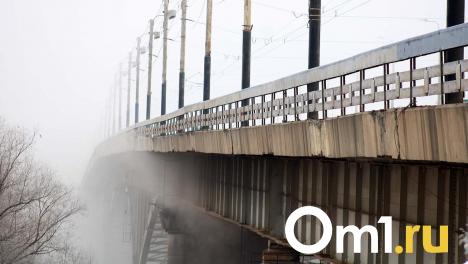 Скорая из Омска попала в пробку на мосту у Телецентра