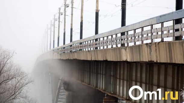 Скорая из Омска попала в пробку на мосту у Телецентра