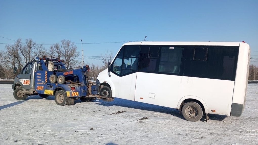 Омской маршруткой управлял водитель без прав, сбежавший с места ДТП