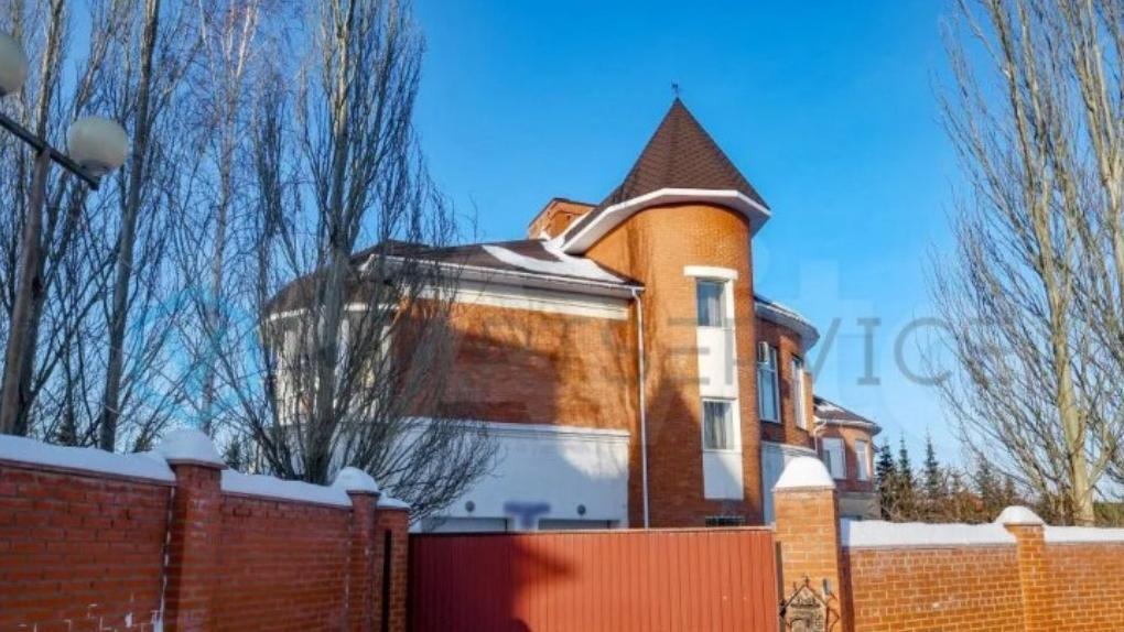 В Омске продают недостроенный коттедж за 105 миллионов рублей
