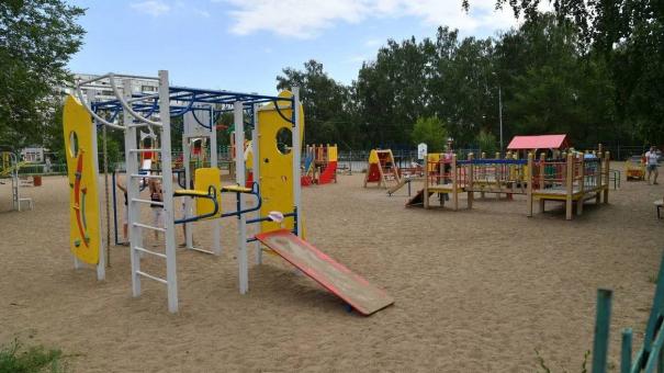 «Приеду и проверю!»: Хоценко остался недовольным благоустройством детской площадки на Московке-2